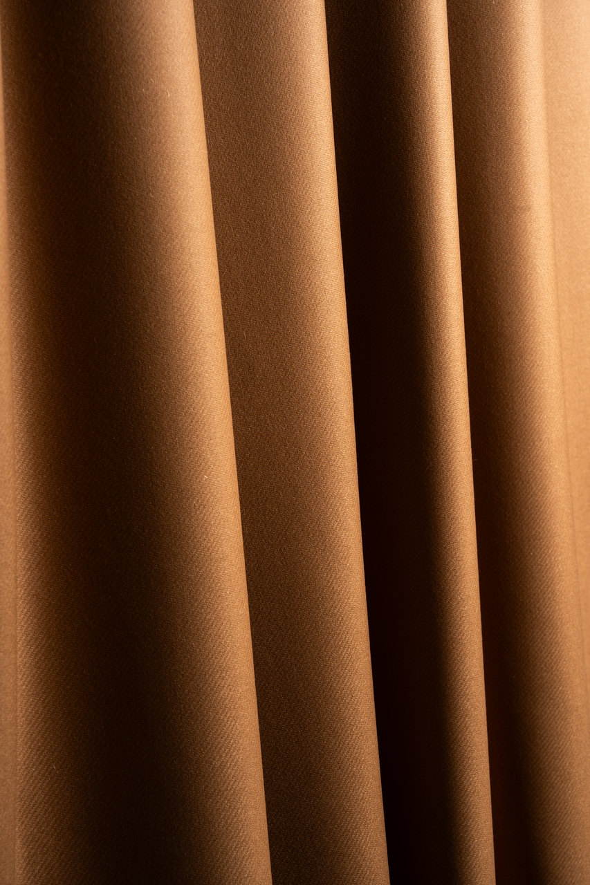 Un tessuto color cammello che ricade in verticale