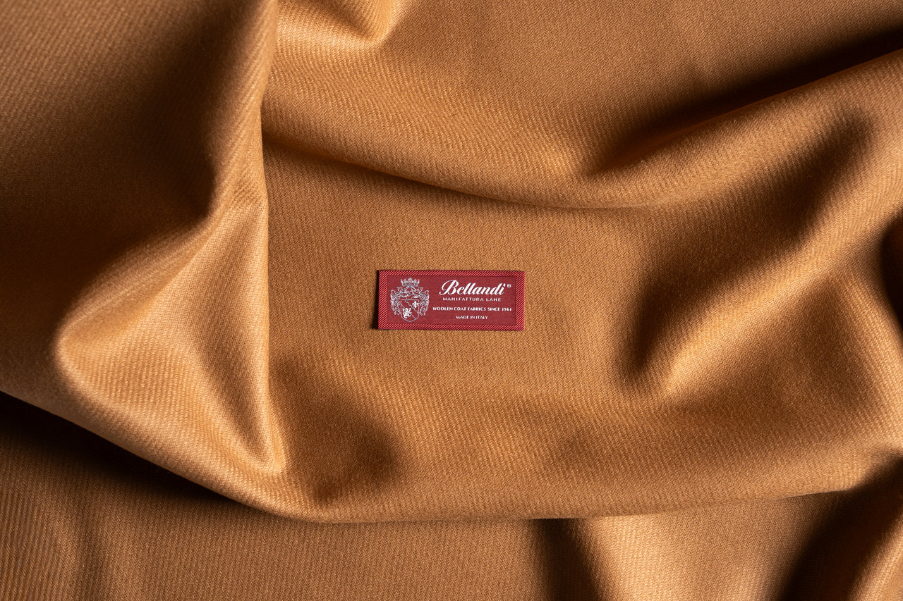Il tessuto color cammello con l'etichetta rossa di Bellandi
