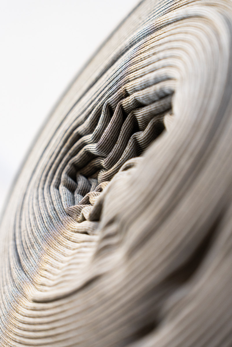 Un rotolo di maglia a coste visto di taglio, gli strati avvolti a spirale