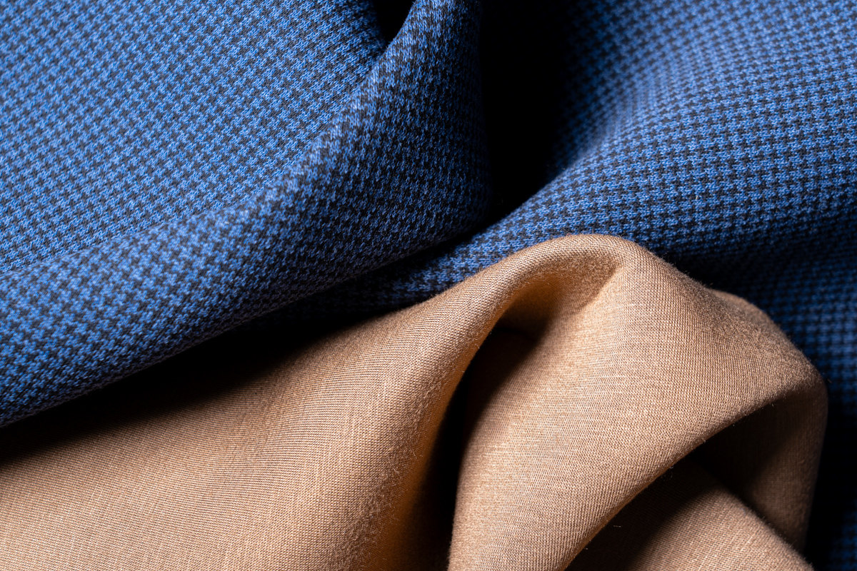 Due tessuti a maglia drappeggiati, uno blu a pied-de-poule e uno beige